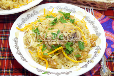 Плов с курицей, изюмом и морковью по-корейски