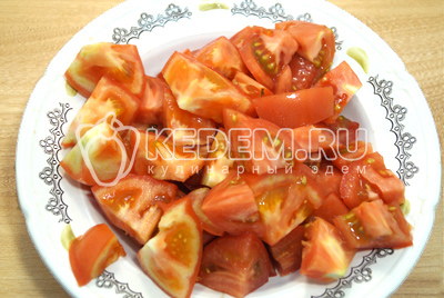 Помидоры нарезать кусочками.