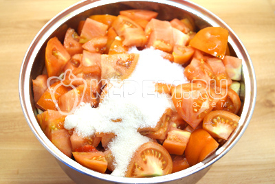 Добавить соль, сахар и масло. По вкусу можно добавить молотый черный перец.