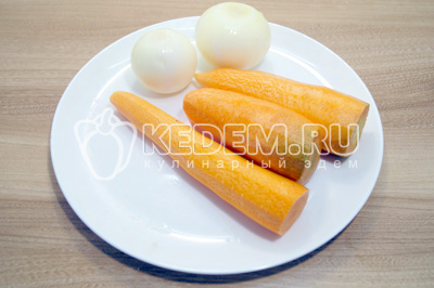 Морковь и лук очистить.