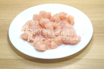 Куриное филе нарезать небольшими кубиками.