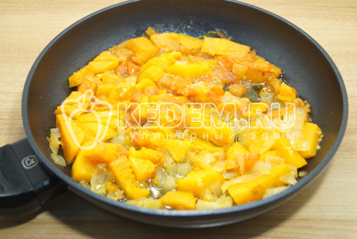 Добавить в обжаренные овощи бульон. Соль и перец по вкусу.