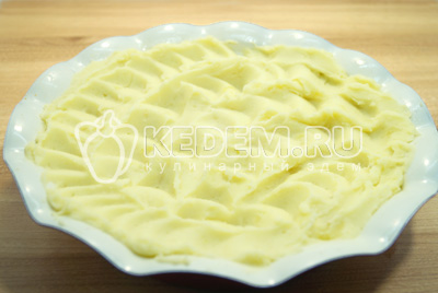 Разровнять ложкой.