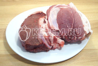 Охлажденное мясо хорошо промыть и обсушить.