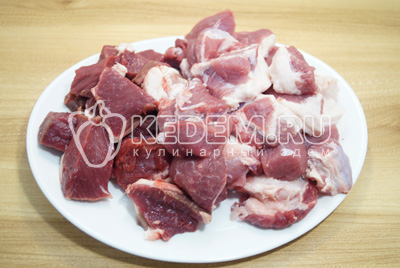 Нарезать небольшими кусочками.