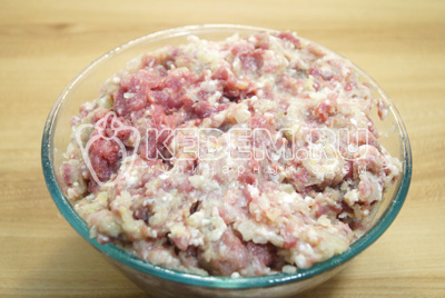Перекручивать на мясорубке в последовательности 3 кусочка свинины, 2 говядины и 2 лука.Когда мясо с луком перемалывается, фарш будет сочнее и вкуснее.