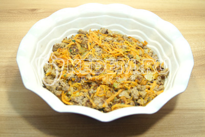 Форму смазать растительным маслом и выложить на дно мясной слой.