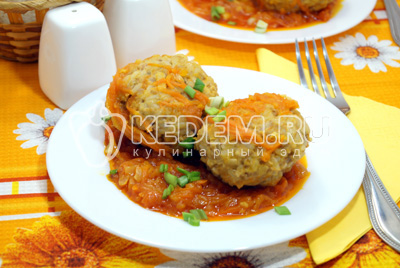 Наши вкусные ёжики из фарша с рисом готовы. Можно подавать к столу.