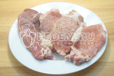 Мясо промыть и обсушить. Отбить каждый кусочек. Посолить и поперчить мясо.