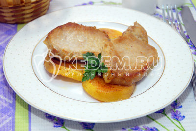 Запеченное мясо с айвой готово