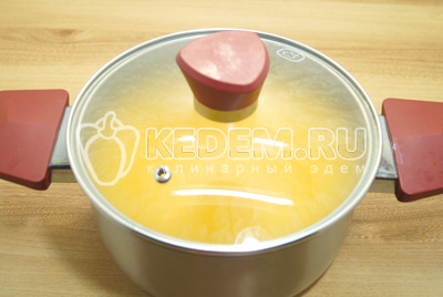 Готовый кисель накрыть крышкой и настаивать 10-12 минут.