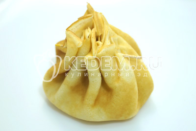 Завернуть края как хинкалы и закрепить края зубочистками.
