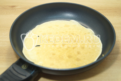 Выпекать в блины на сковороде с двух сторон.