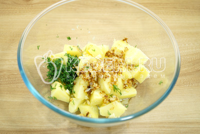 Добавить лук с маслом к картофелю, посолить и поперчить по вкусу.