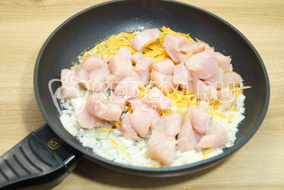 Добавить мясо и готовить 3-5 минут, помешивая.