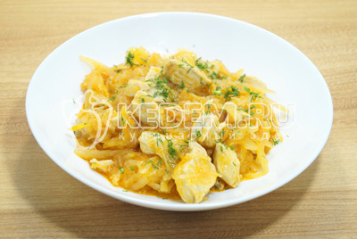 Готовую тушеную капусту с курицей выложить на тарелки и посыпать мелко нашинкованным укропом.