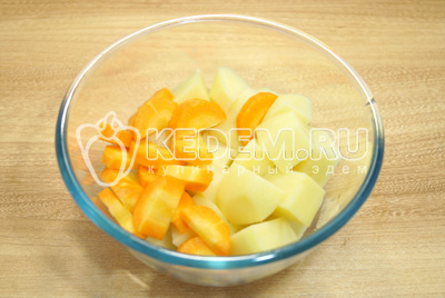 Картофель и морковь очистить и нарезать крупными кусочками.