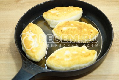 Жарить на сковороде с горячим маслом, с двух сторон до золотистой корочки.