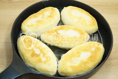 Жарить на сковороде с горячим маслом, с двух сторон до золотистой корочки.