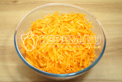 Морковь натереть на крупной терке.
