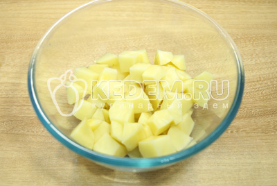 Картофель очистить и нарезать кубиками.