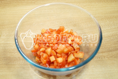 Помидоры нарезать кубиками.