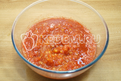 Помидоры пропустить через мясорубку.