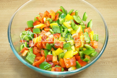 Нарезать перцы кубиками.