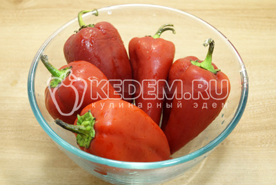 Перцы вымыть и удалить семена.