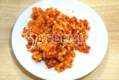 Острый перец измельчить на мясорубке.