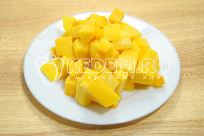 Тыкву очистить и нарезать кубиками.