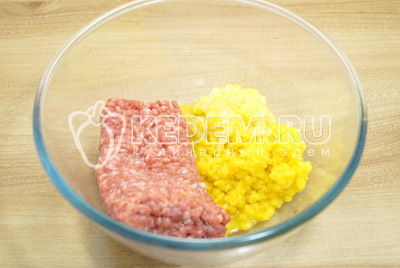 Свинину и тыкву пропустить через мясорубку.