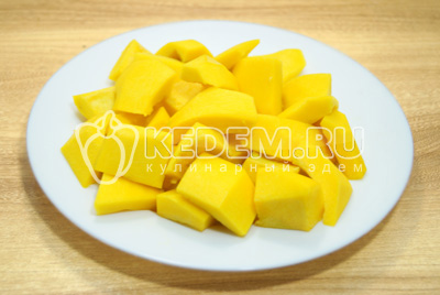 Тыкву очистить и нарезать кубиками.