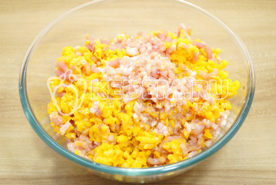 Пропустить через мясорубку мясо, тыкву и лук.