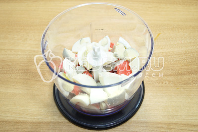 Чашу блендера уложить нарезанные кусочки мяса, яиц и измельчить.