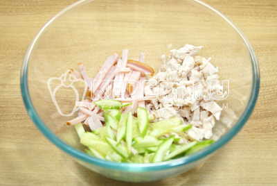 В миске с мешать мелко нашинкованное куриное филе, огурец и ветчину.