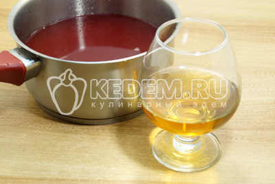 Процедить, добавить коньяк, сахар по вкусу.