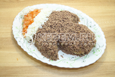Украшаем шапочку кубиками нарезанным помидором и тертыми белками. 