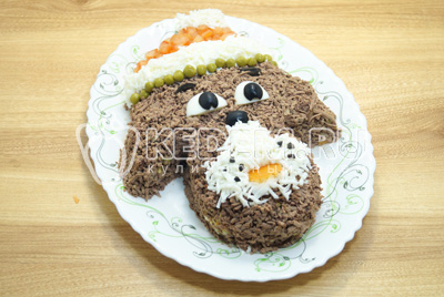 Делам глазки из яиц и маслин, язычок из помидора.