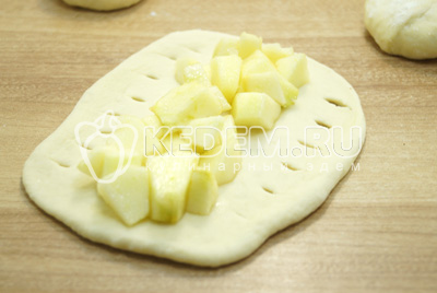 Выложить яблоки в середину.