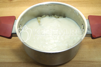 Добавить сырный соусв макароны и перемешать.