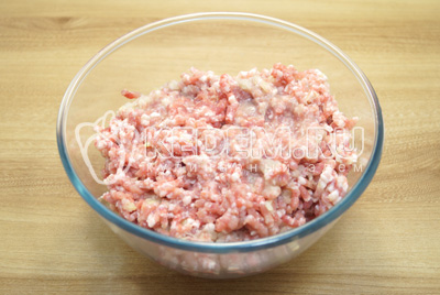 Перекрутить на мясорубке мясо и лук вперемежку.