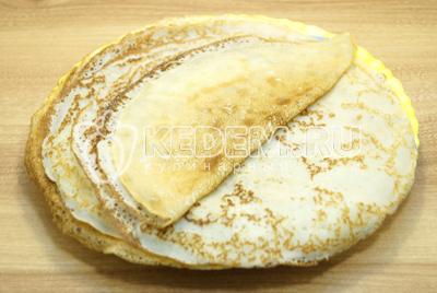 Готовые блинчики складывать стопкой.