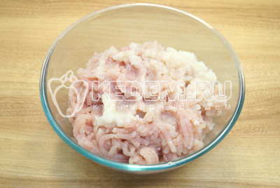 Грудки вместе с луком пропустить через мясорубку.