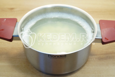 В кастрюле с водой сварить картофель.