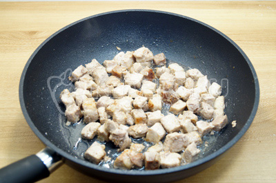 Мясо обжарить на подсолнечном масле ТМ «Алейка».