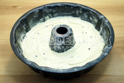 Форму смазать сливочным маслом, присыпать мукой и выложить тесто.