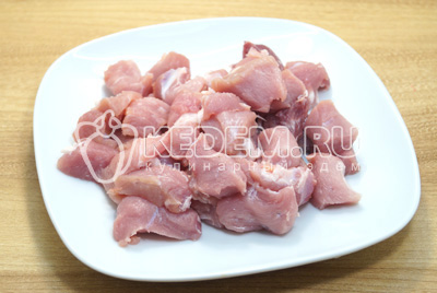 Нарезать кубиками.