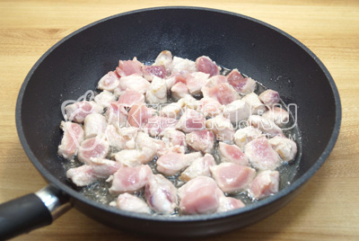 Обжарить мясо на сковороде с растительным маслом.