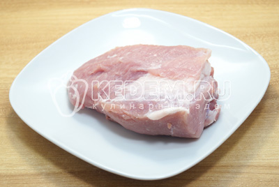 Мясо промыть и обсушить.
